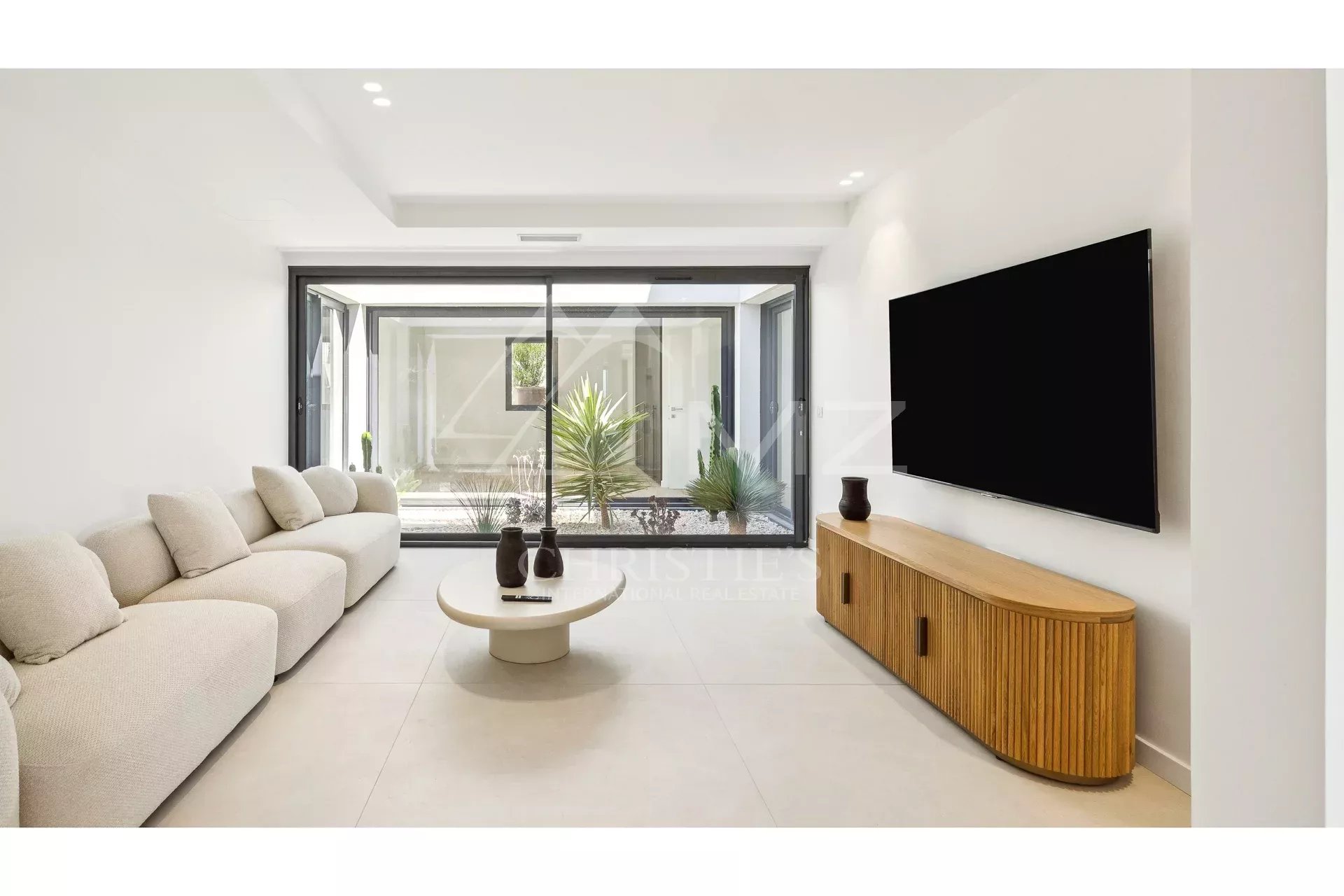 Villa contemporaine d’exception avec vue panoramique sur la mer et le Massif de l’Estérel Un bien rare où l’élégance rencontre la nature.