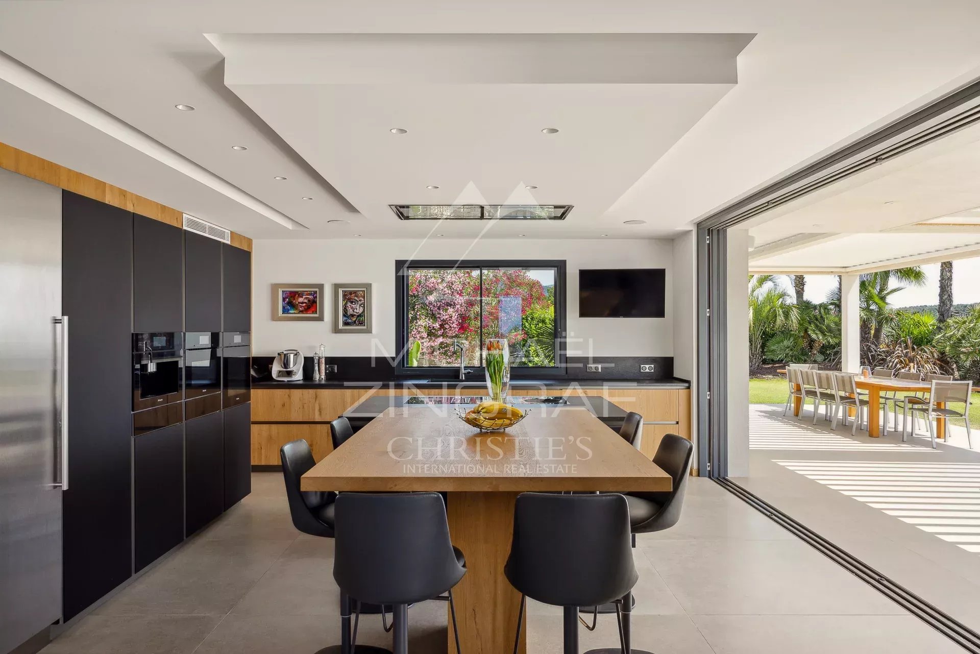 Villa contemporaine avec vue panoramique mer.