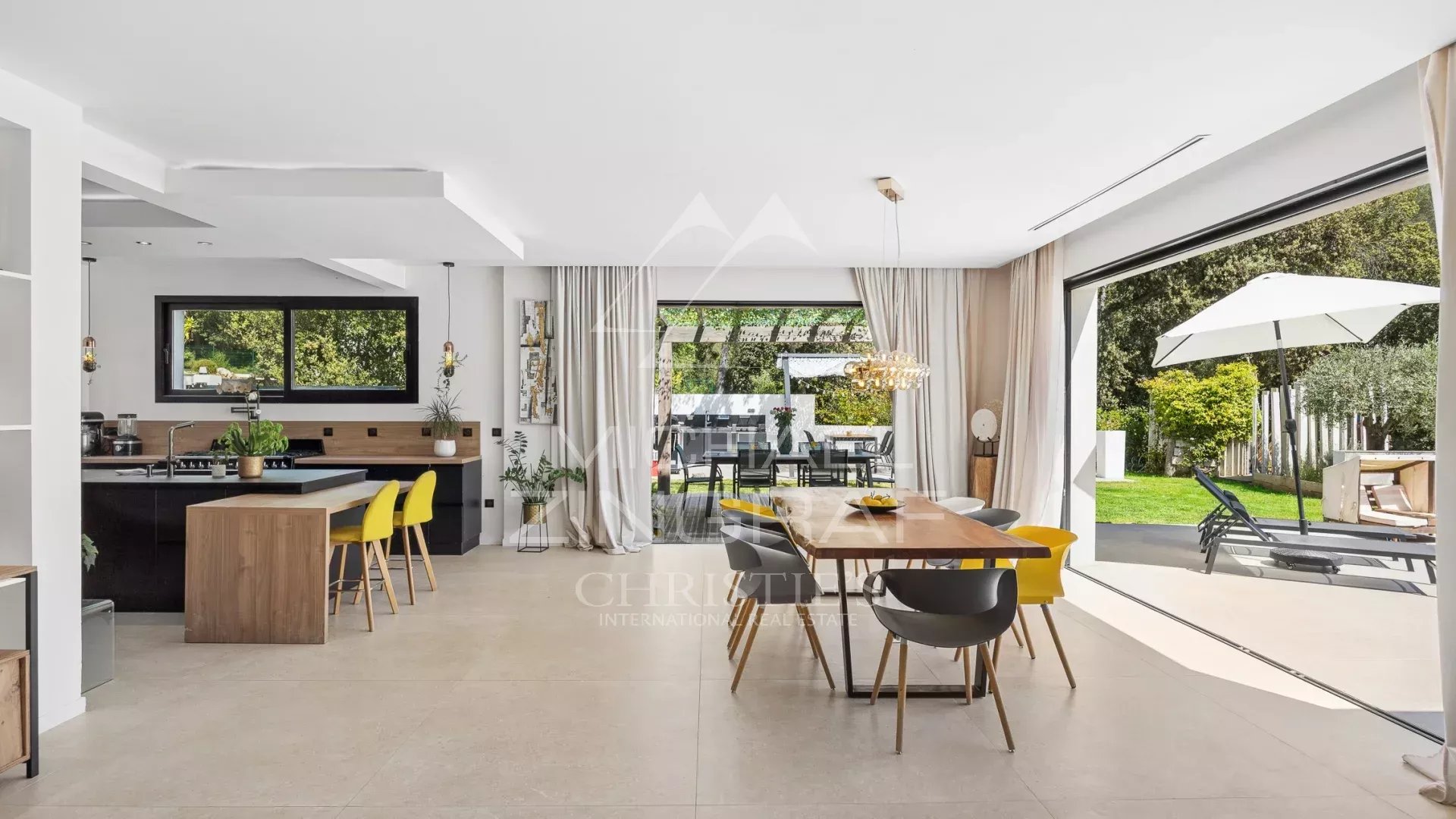 Élégante villa de style contemporain au calme absolu