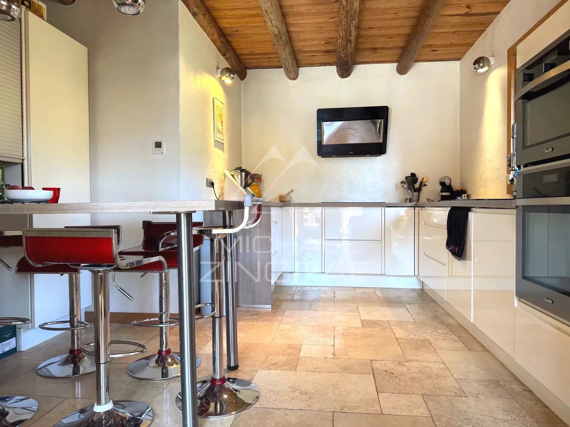 Chalet Flumet „Coup de coeur” – Holz und großzügige Räume – Ruhig gelegen mit schöner Aussicht – Dorf zu Fuß erreichbar