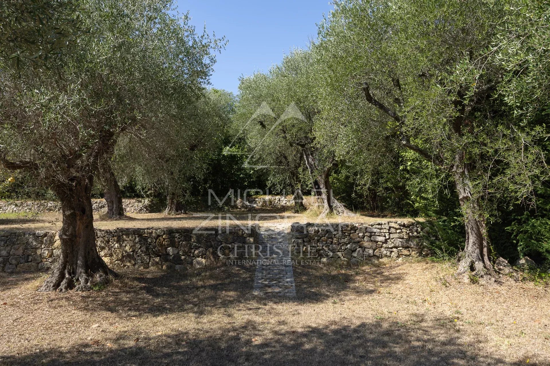 Villa with Pool in Grasse, Just 5 Minutes from Opio – 340 sqm – 5,000 sqm Landscaped Grounds