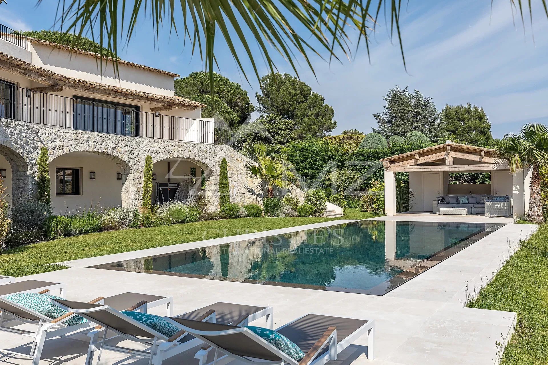 Close to Saint-Paul de Vence - Luxurious Villa within a closed domain