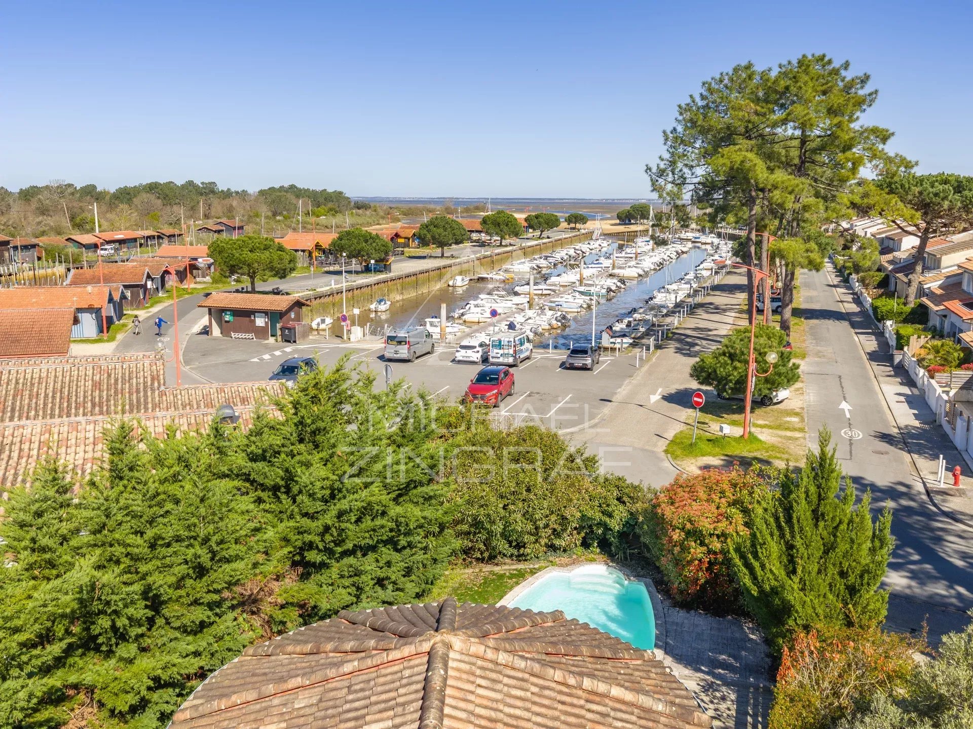 Une villa d'architecte dans un décor authentique au Port de la Hume