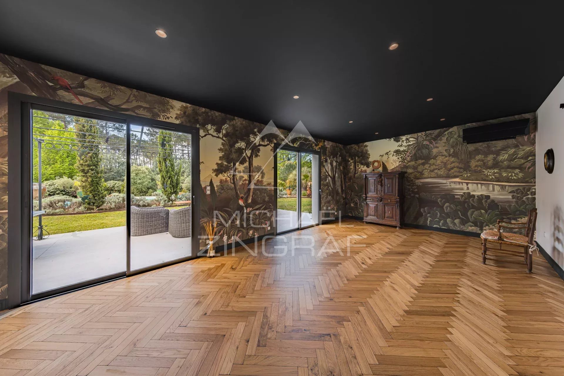 n Mimizan, on the edge of the forest, a unique property