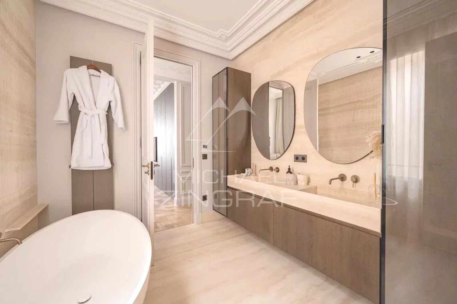 A vendre - Appartement 3 Suites - Paris 8eme - Triangle d'Or - Clim - Refait à neuf