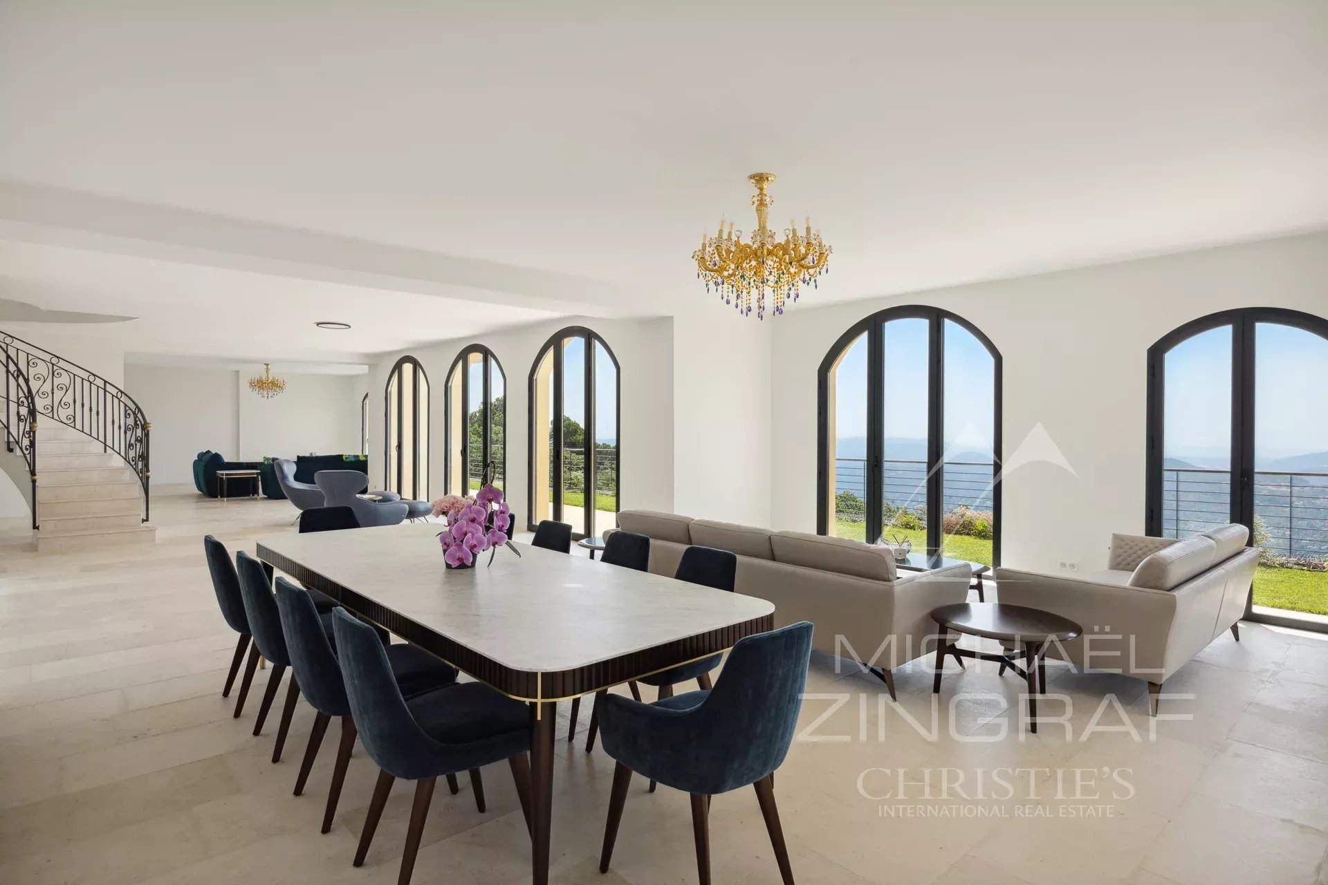 Villa au style épuré sur les balcons de la Riviera