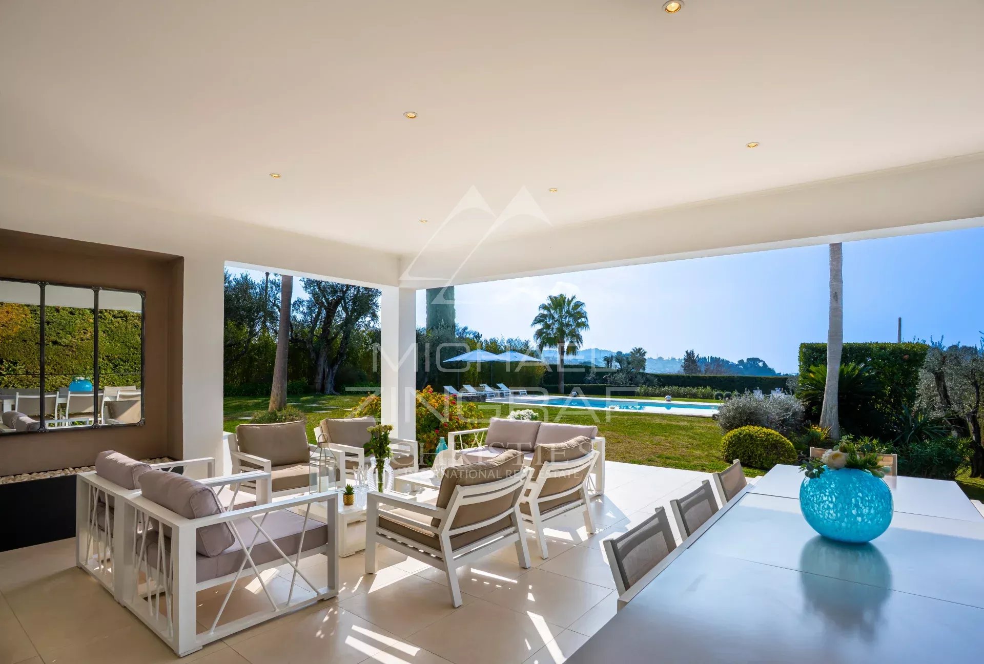 Mougins - Vue panoramique sur le village et la mer