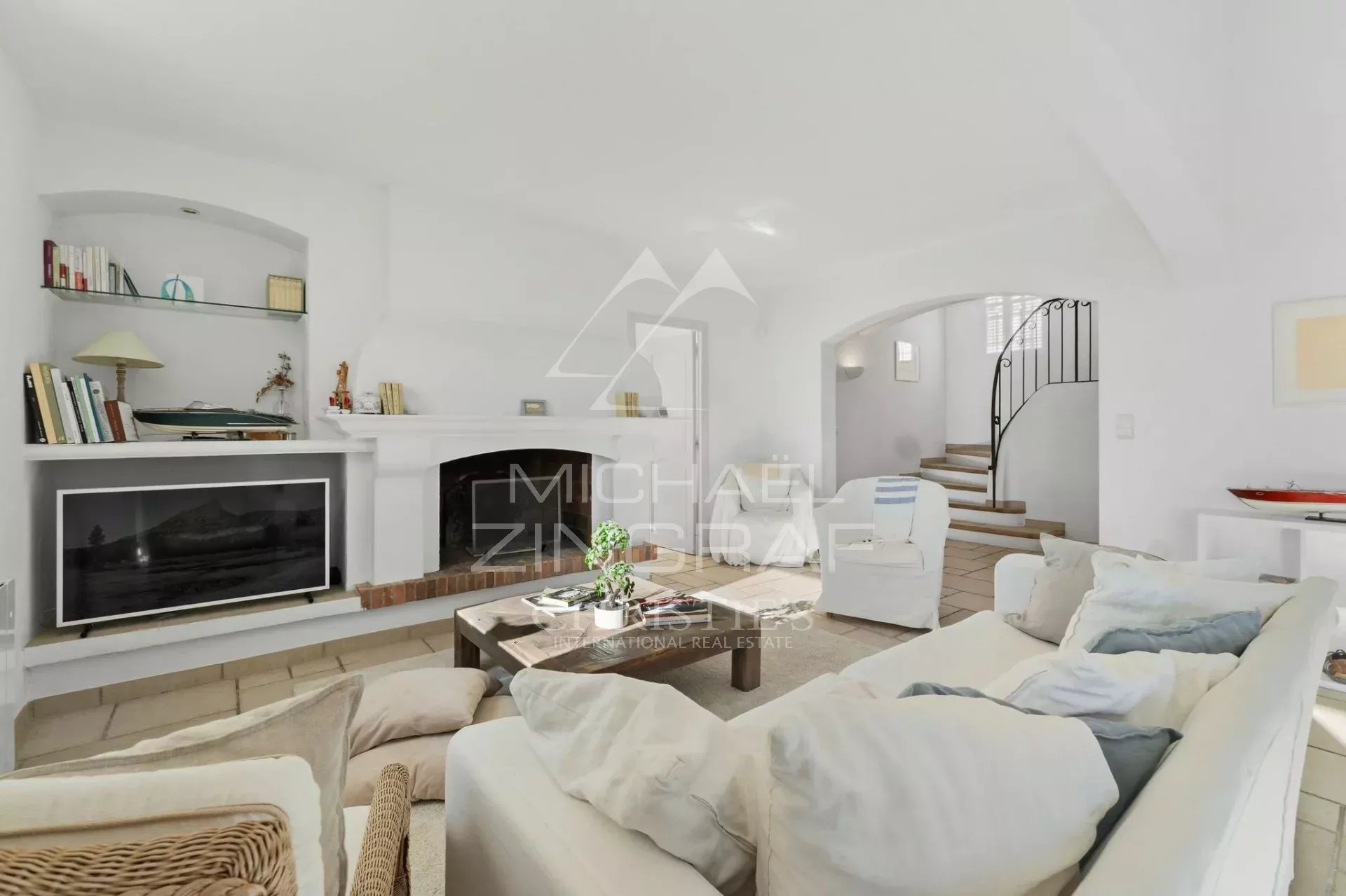 Panoramablick auf Meer und Berge