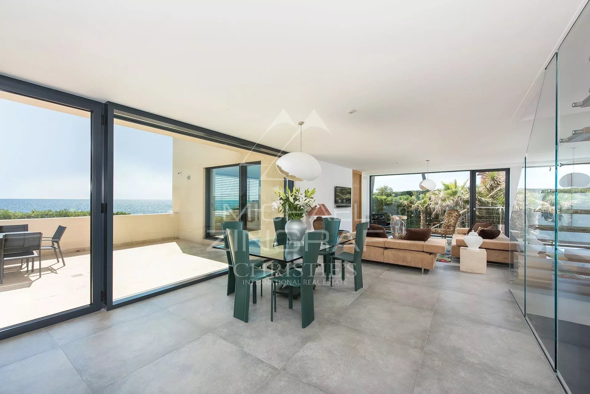 Nahe Cannes - Moderne Villa mit den Füßen im Wasser