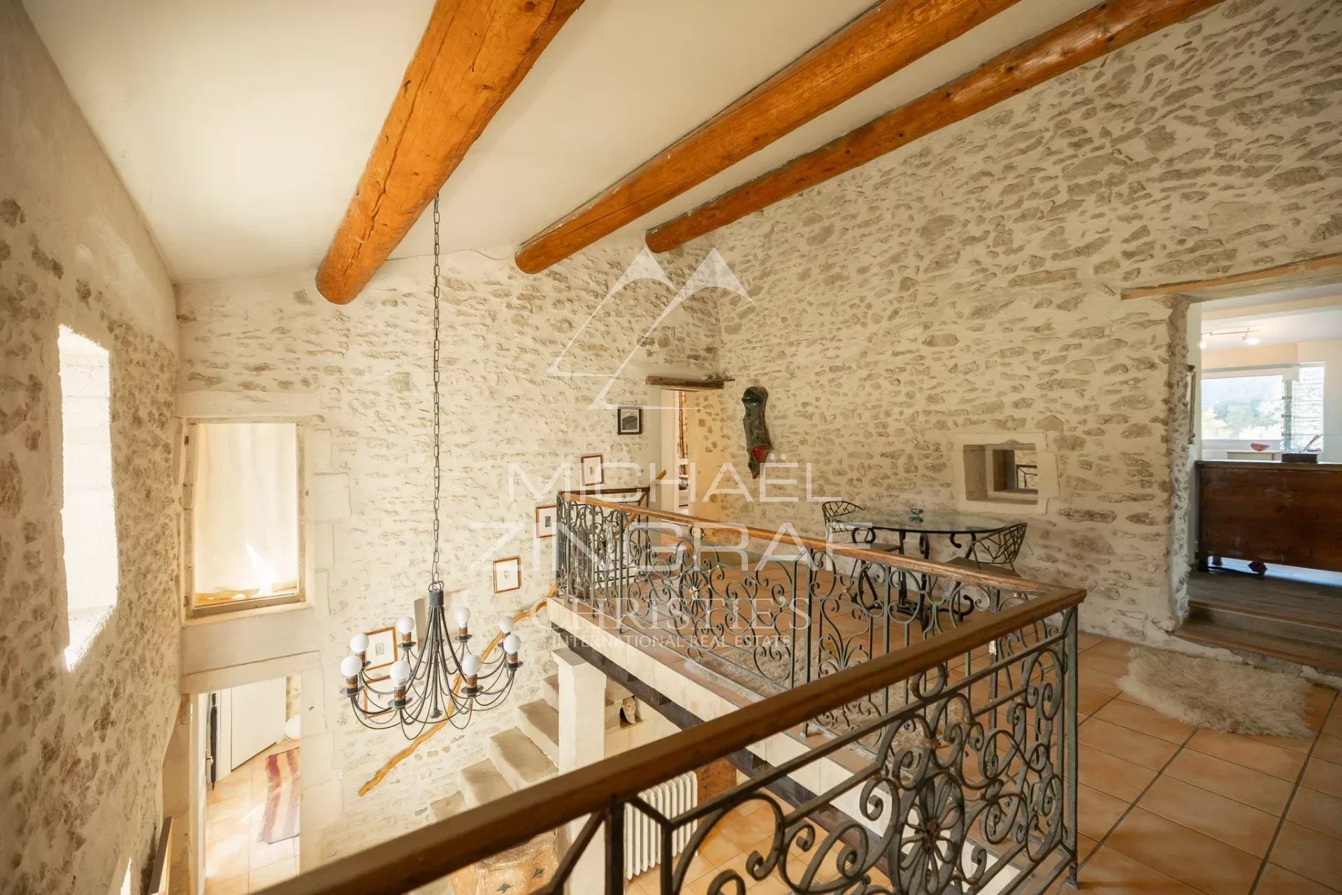 Mas provençal en pierre entouré d'oliviers