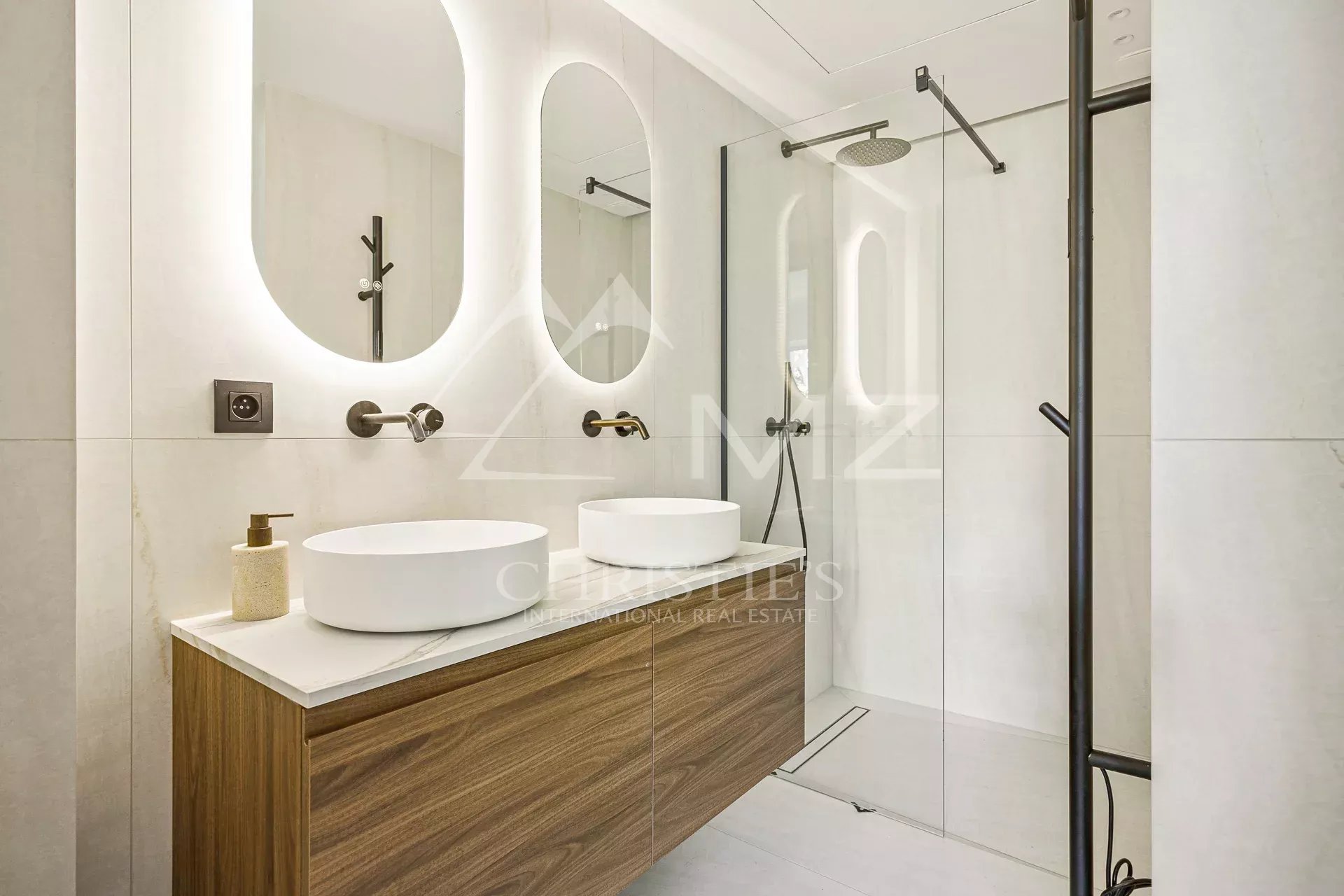 Magnificent 4-bedroom contemporary top floor apartment