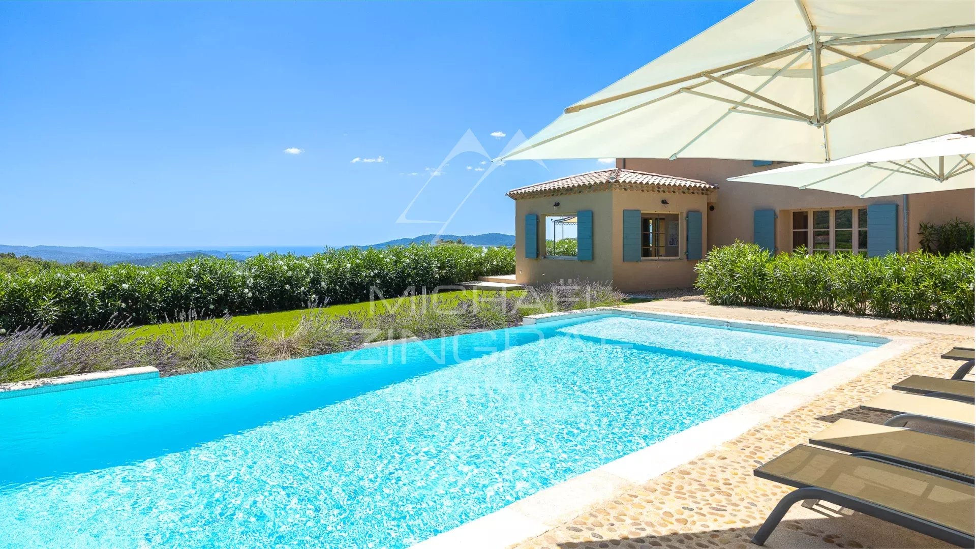 Villa familiale avec vue panoramique dans un domaine résidentiel