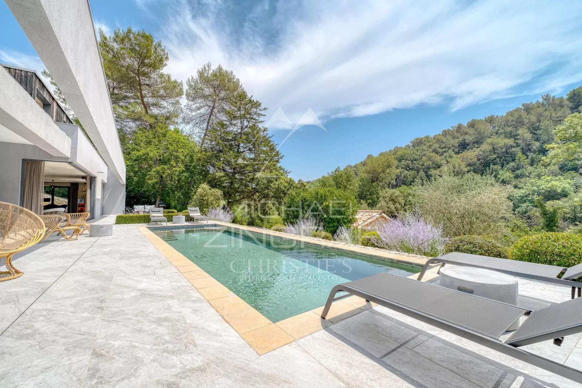 Valbonne – Moderne Villa inmitten einer grünen Oase