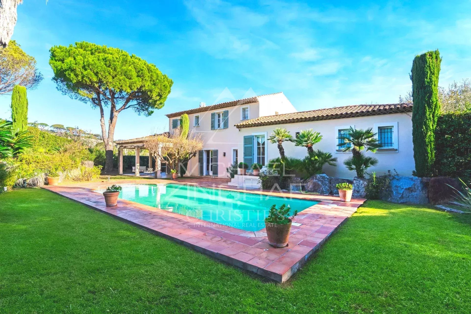 À deux pas de la Place des Lices – Élégante propriété dans un domaine privé recherché