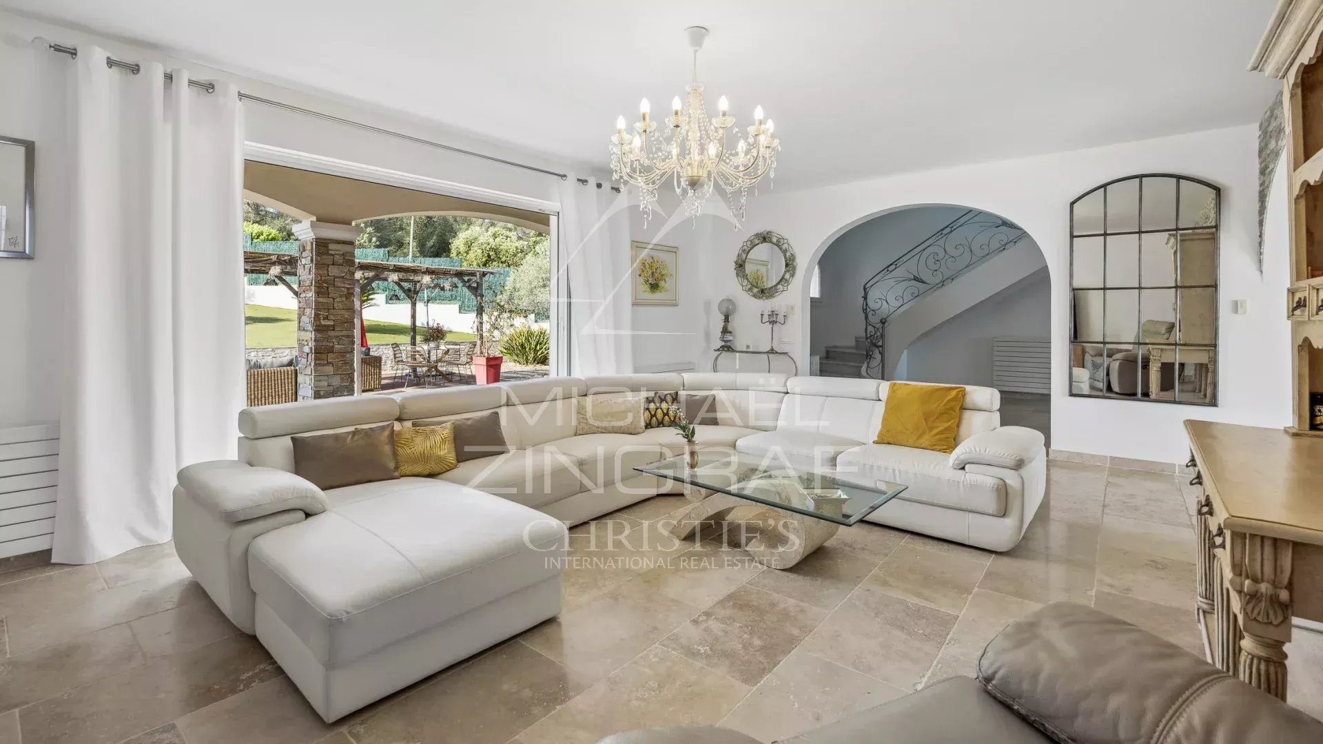 Elegant villa with open views over the hills