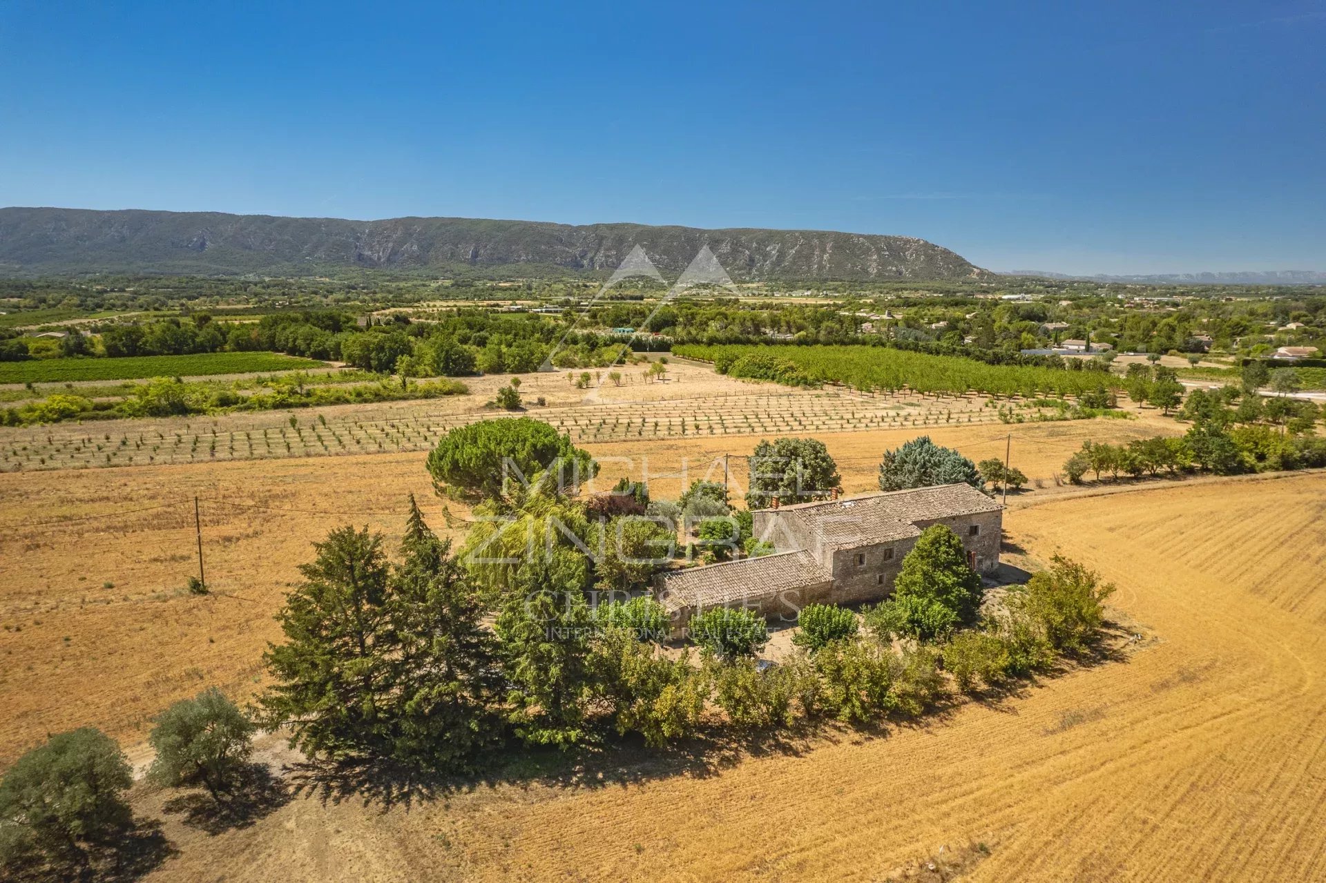 Rare : mas XVIIIe authentique à rénover avec panorama sur le Luberon