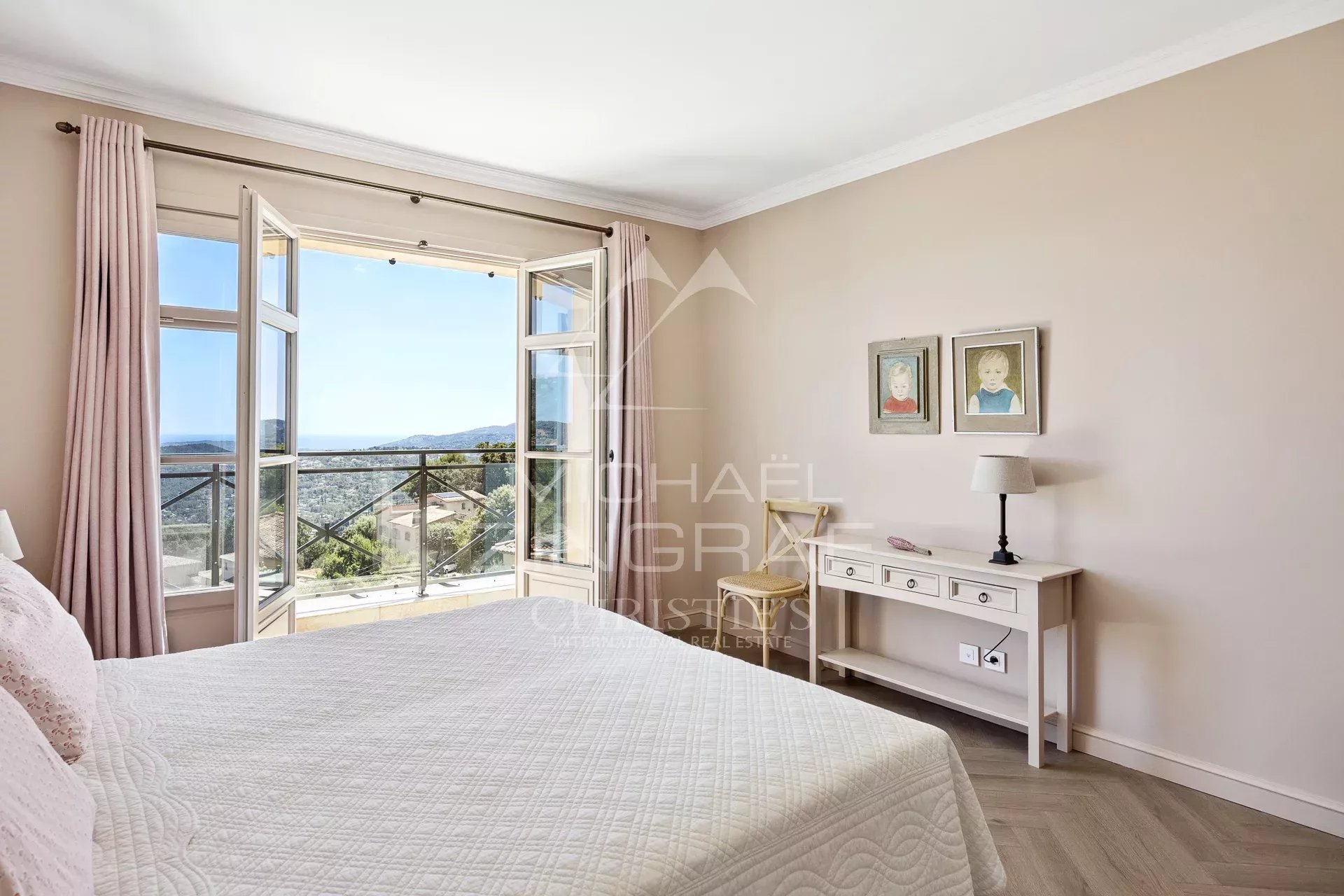 Family Villa with Panoramic Views in a Residential Estate