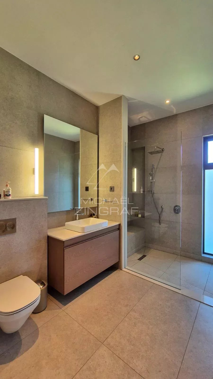 Moderne ebenerdige Villa mit Golfblick in ruhiger Lage