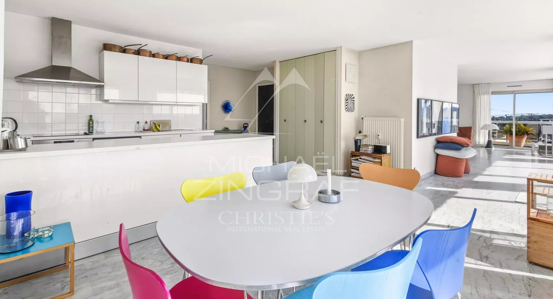 JUAN-LES-PINS – Rostagne : Villa sur le toit avec vue mer panoramique