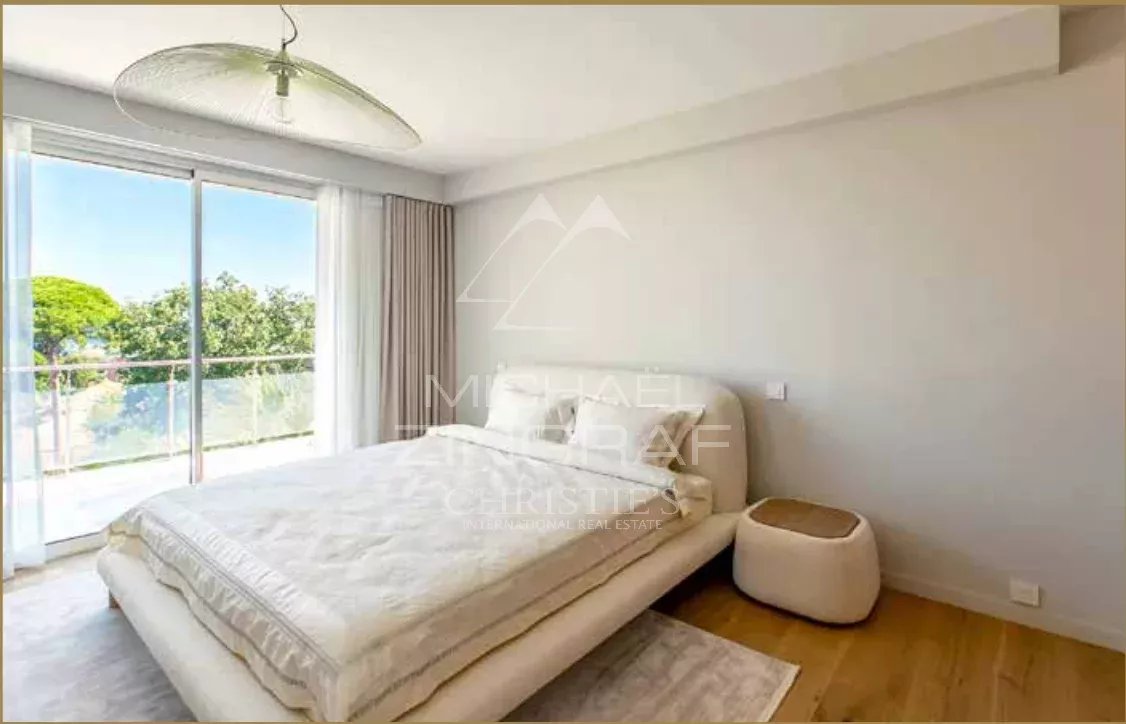 SPLENDID RENOVATED CONTEMPORARY VILLA OF 320 SQM LOCATED IN A PRIVATE ESTATE