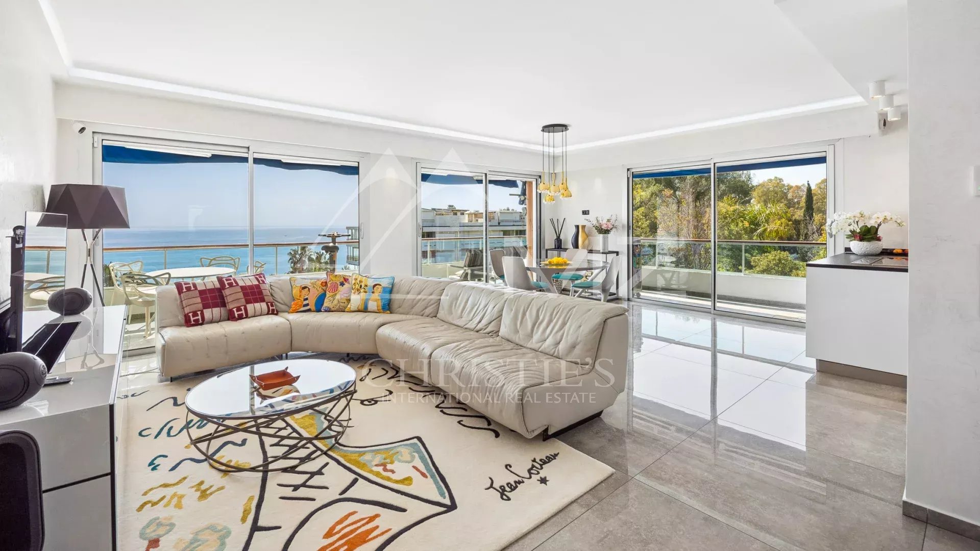 Stunning top-floor flat