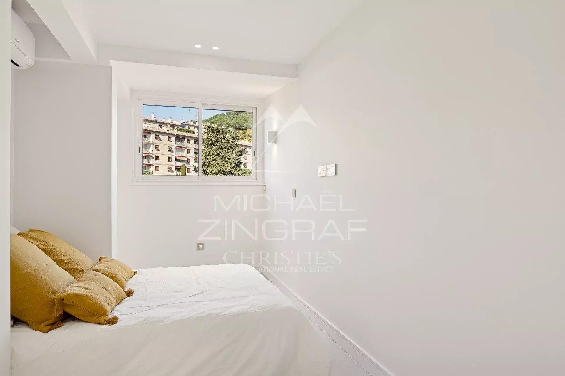 OFF MARKET - CANNES CROIX DES GARDES – LETZTE ETAGE – 3-ZIMMER-WOHNUNG MIT PANORAMAMERSAUSSICHT – POOL