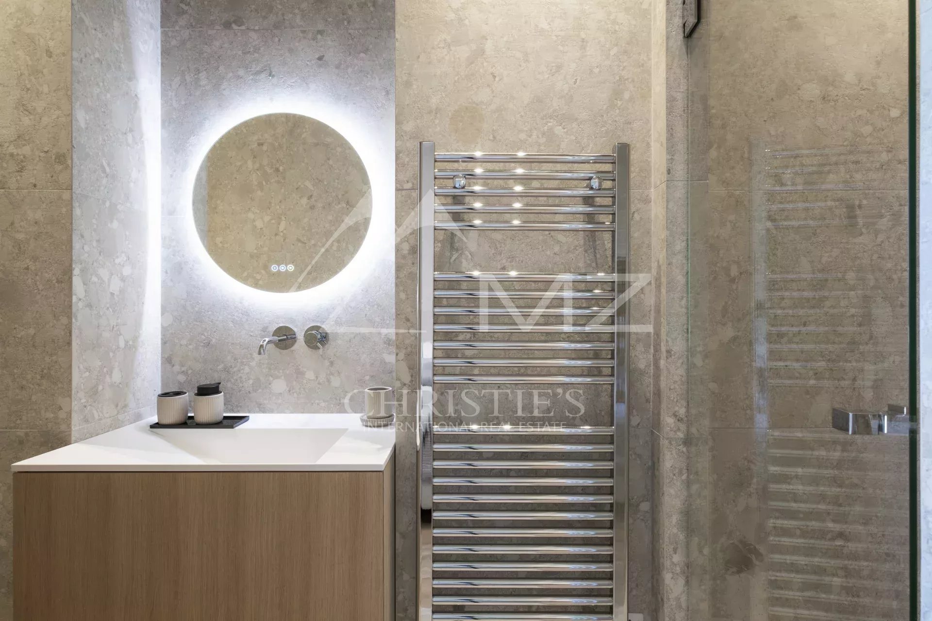 Cannes Croisette - Appartement 4 Pièces rénové - Vue mer - Etage élevé