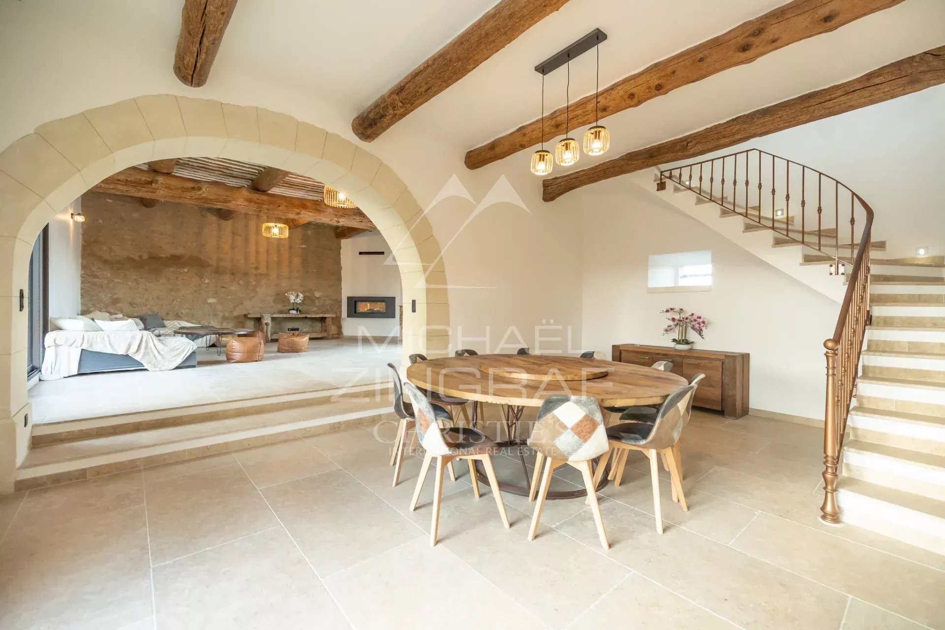 Außergewöhnliches, komplett renoviertes Landhaus auf einem 2,6 ha großen Grundstück mit Swimmingpool.