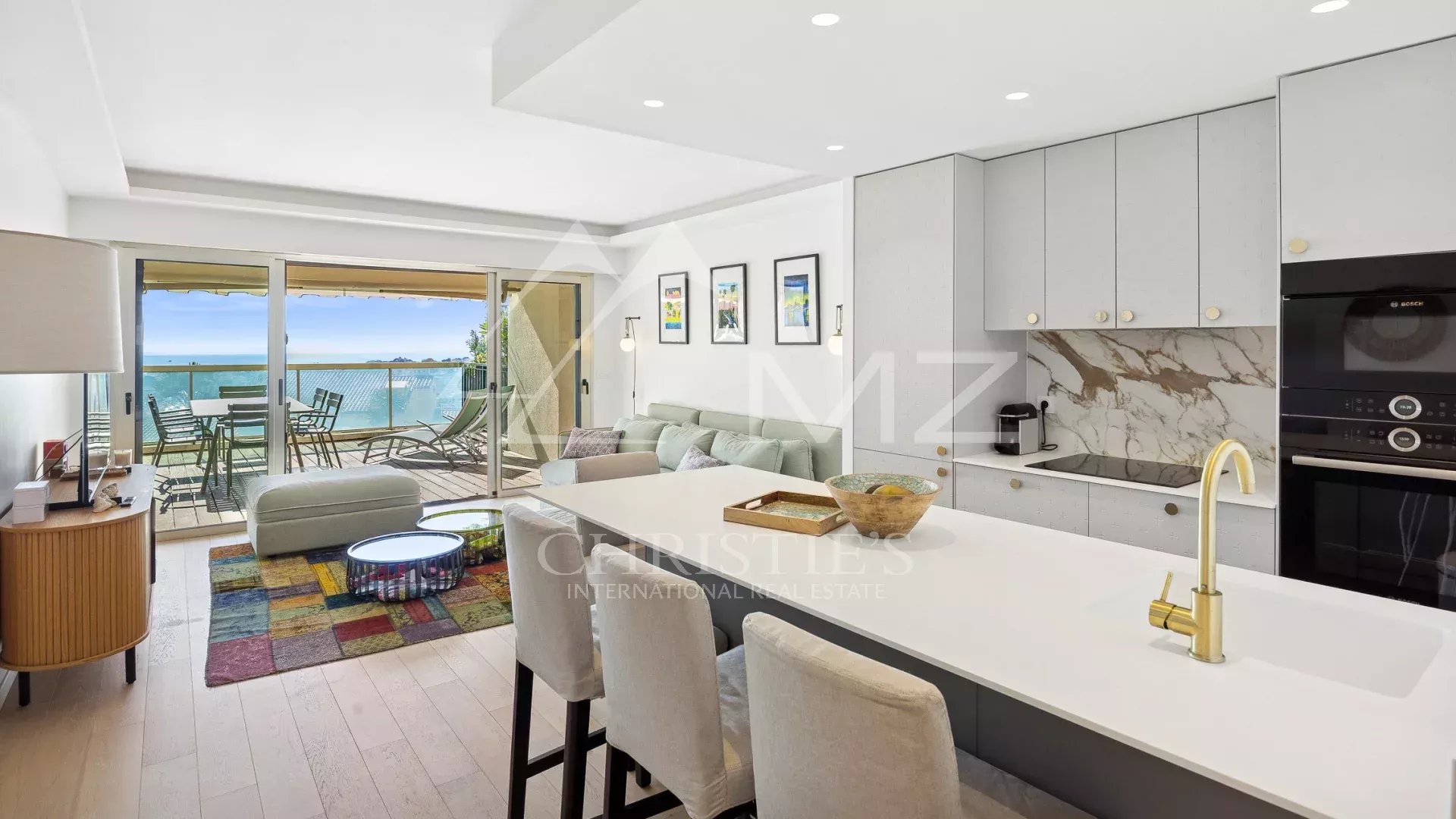 Co sole Agent: Renovated Apartment with Panoramic Sea View in Residential Le Cannet