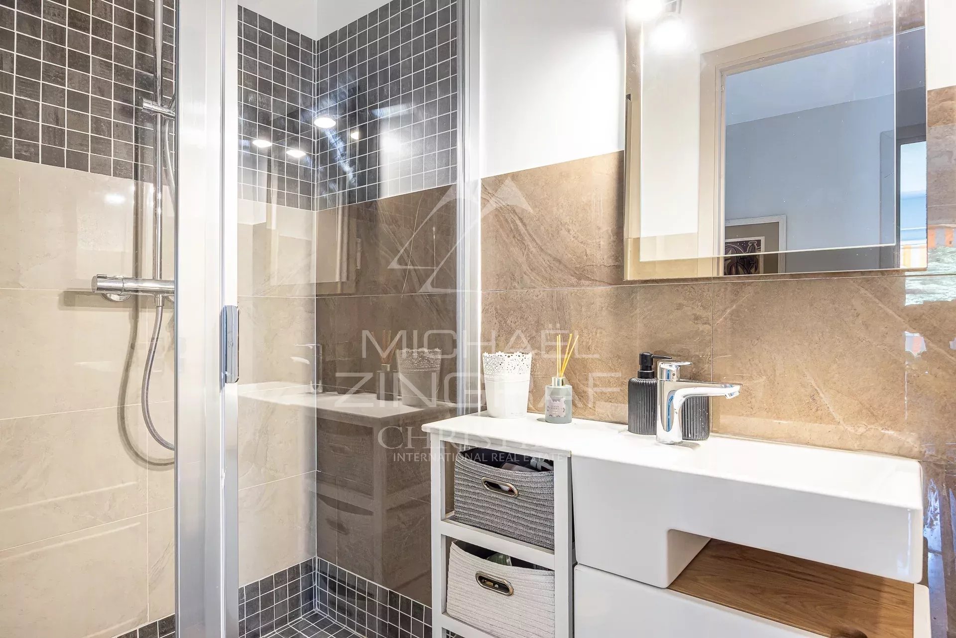 Exclusivité Prestige et Vue Mer au Cœur d’Antibes : Élégant 4 Pièces dans Résidence de Standing