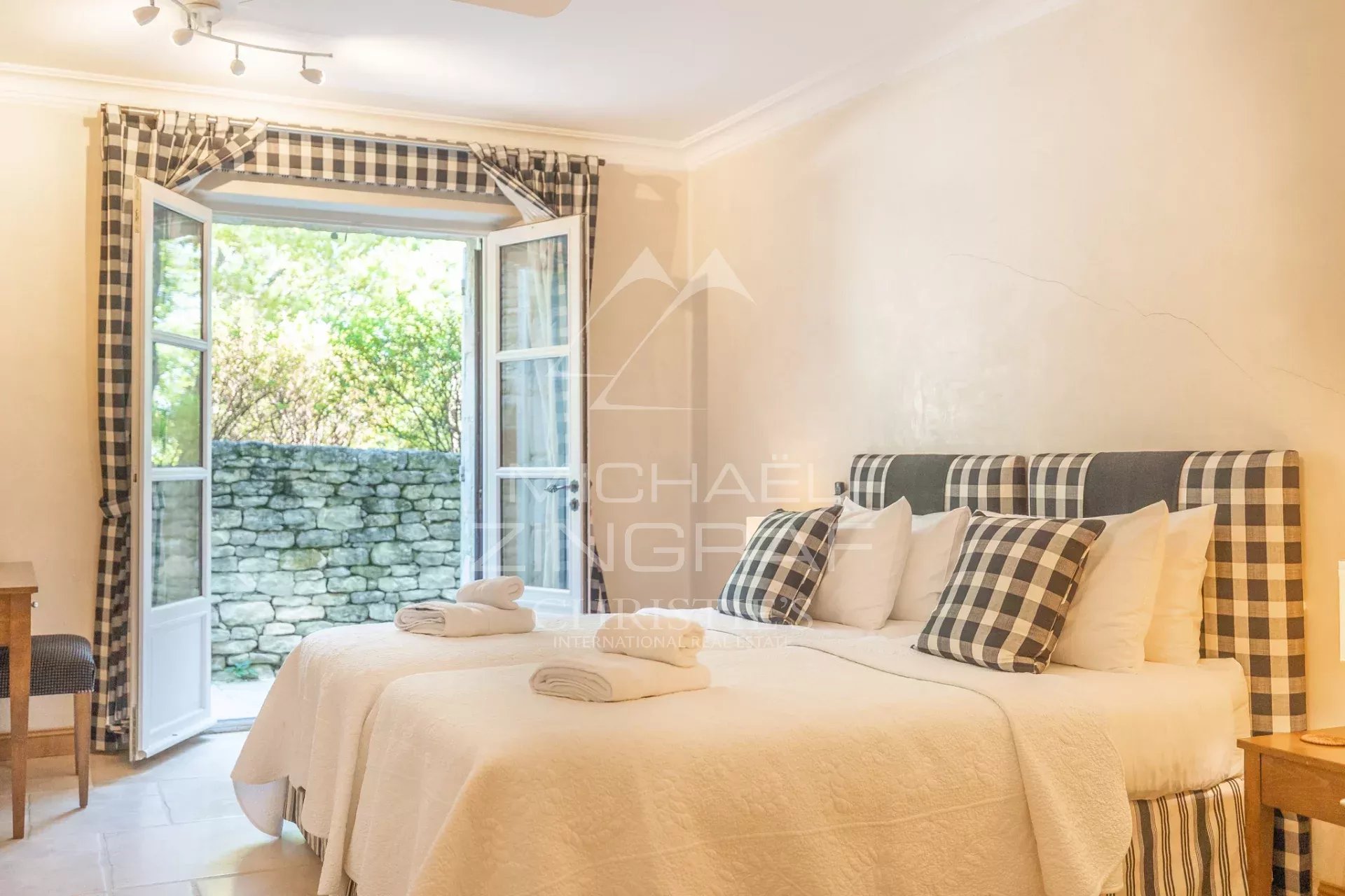 Gordes – Wunderschönes Steinhaus mit Aussicht und Pool, nur wenige Schritte vom Dorfzentrum entfernt