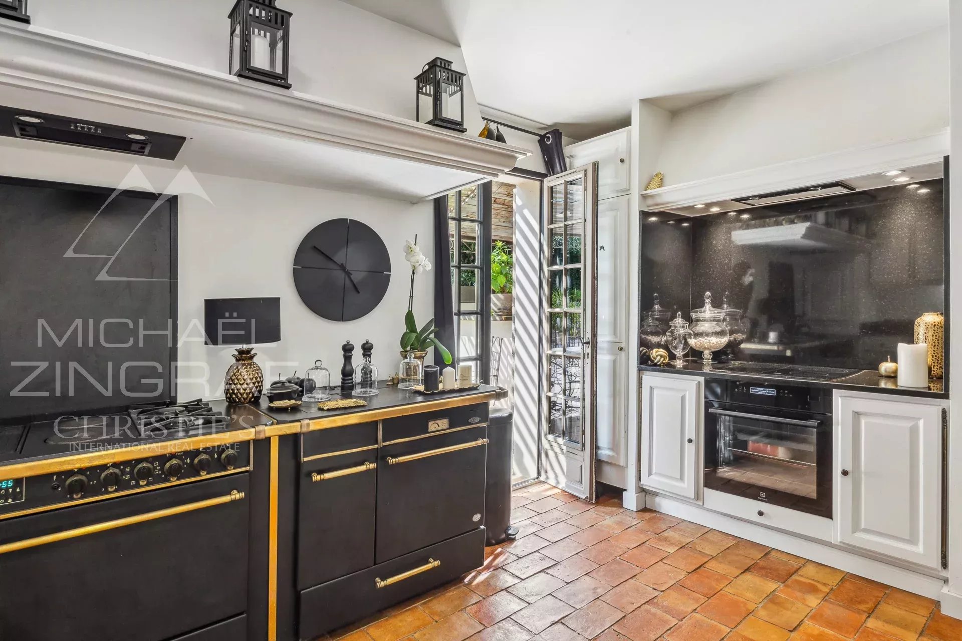 VCharming villa in a green setting with panoramic views