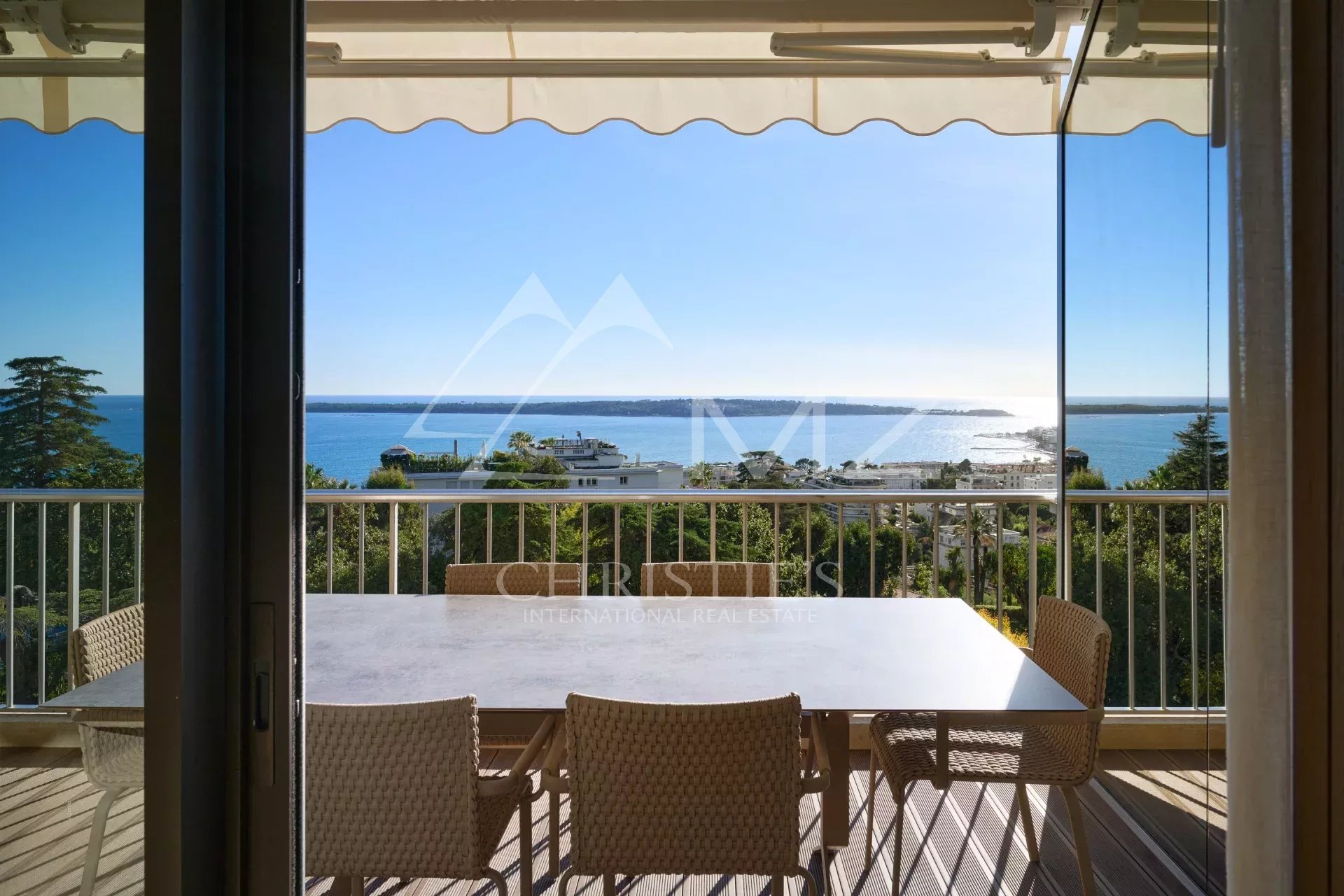 EXCLUSIVITE: Superbe appartement contemporain à la vue mer époustouflante