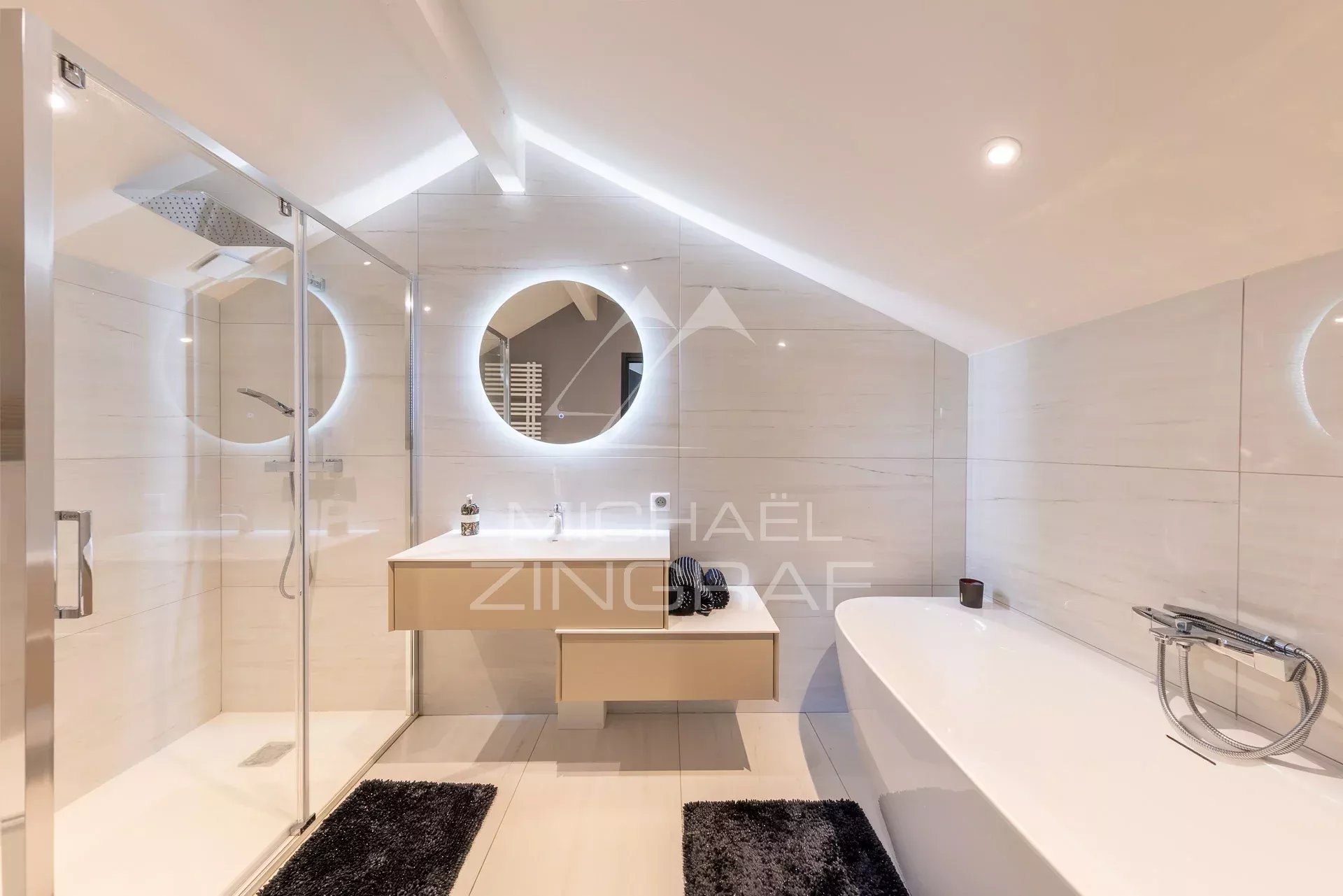 Grande maison contemporaine dans quartier calme