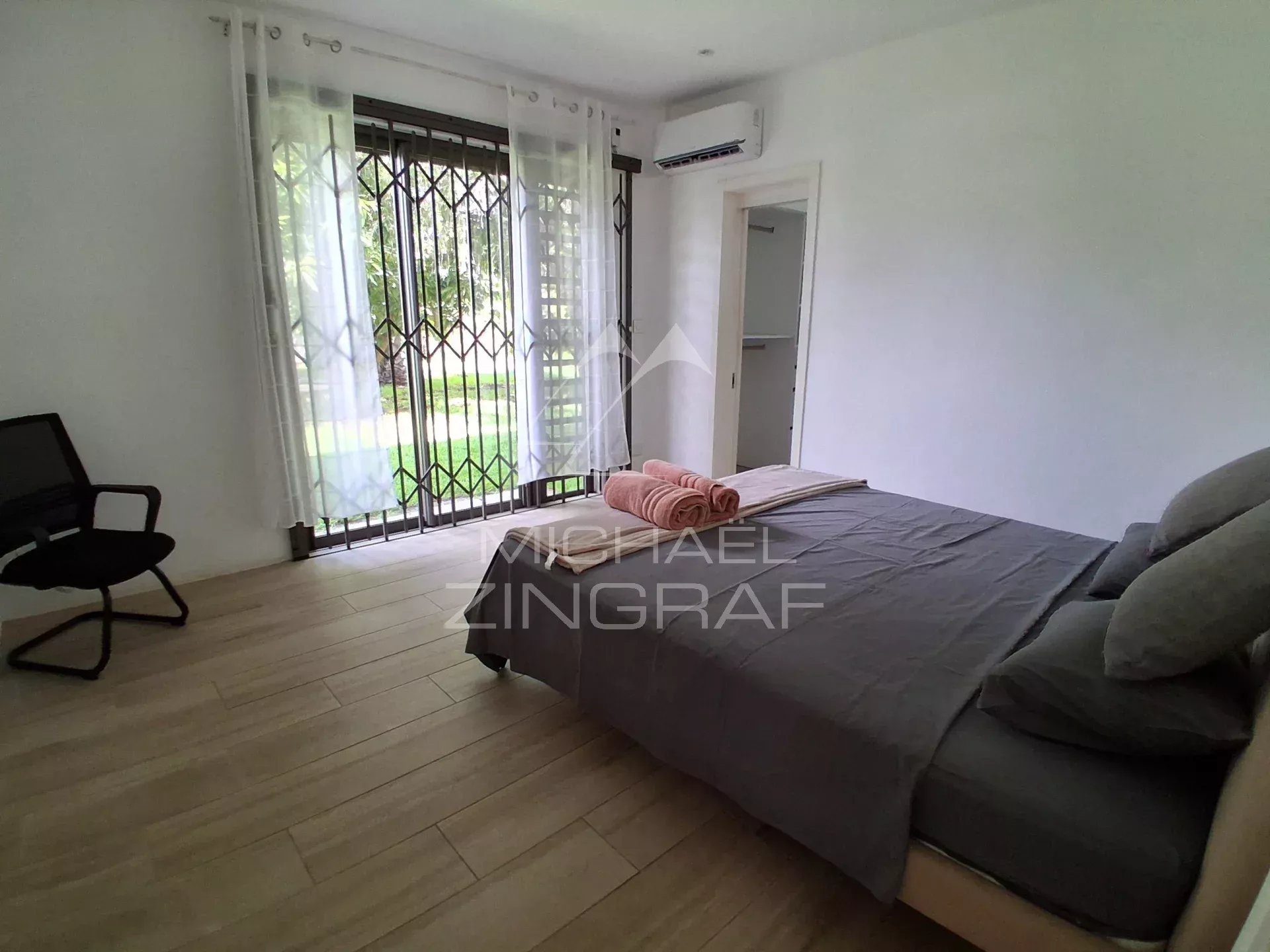 Villa familiale avec salle de sport, jardin arboré et piscine privée