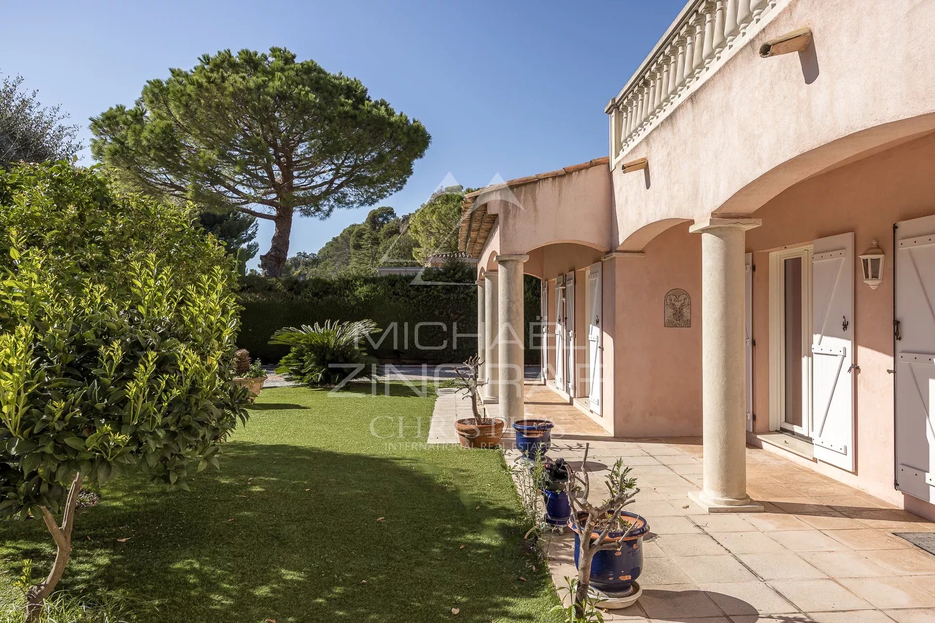 Superbe Villa Néoprovençale dans Domaine Privé – Le Castellet