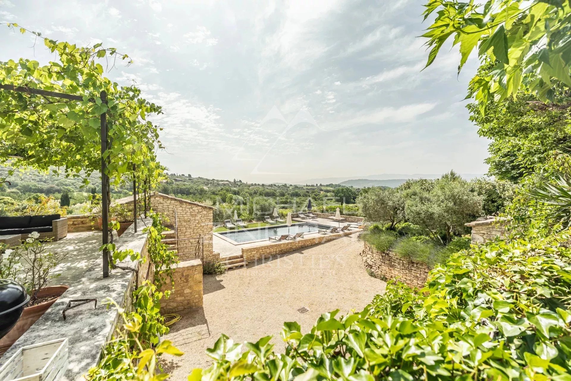 Vue exceptionnelle à 10 mn à pieds du centre village ! Mas avec piscine entre Luberon et Monts de Vaucluse