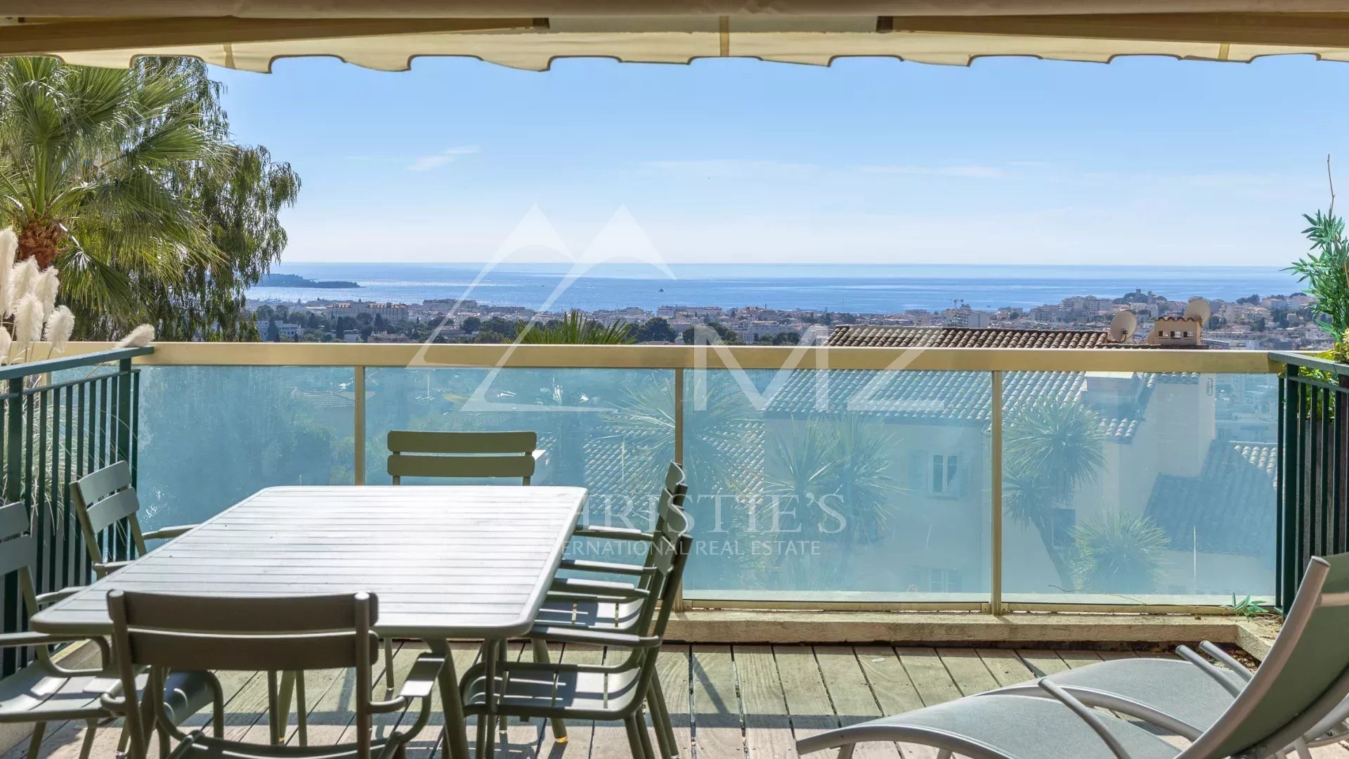 Co sole Agent: Renovated Apartment with Panoramic Sea View in Residential Le Cannet