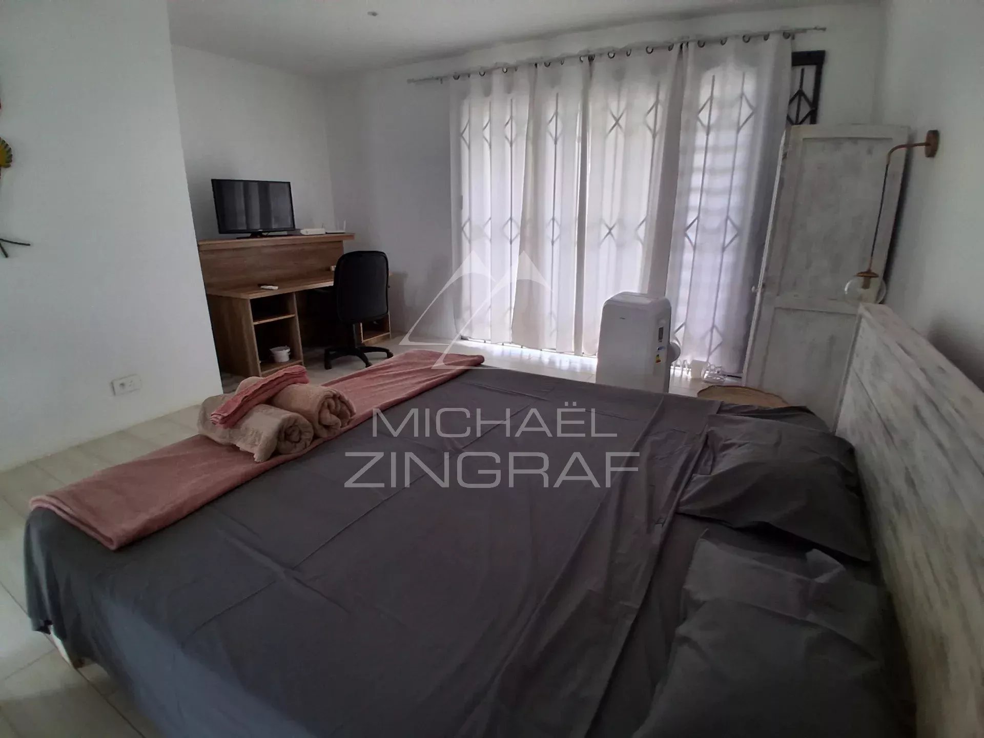 Villa familiale avec salle de sport, jardin arboré et piscine privée