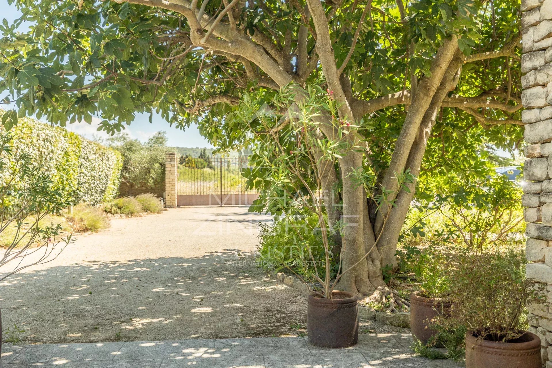 Gordes  - Beautiful stone house on a plot suitable for building, with a swimming pool