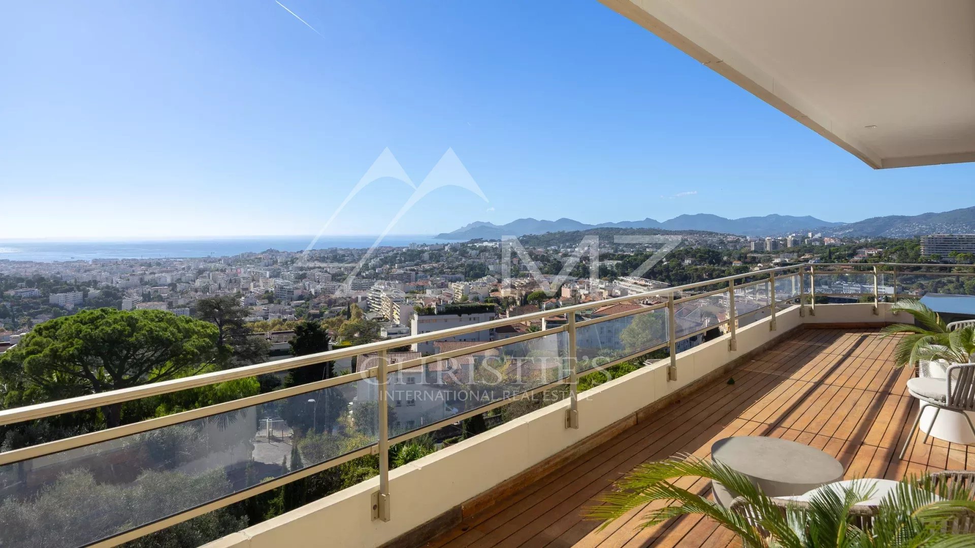 Discover this exceptional property located on the hills of residential Cannet