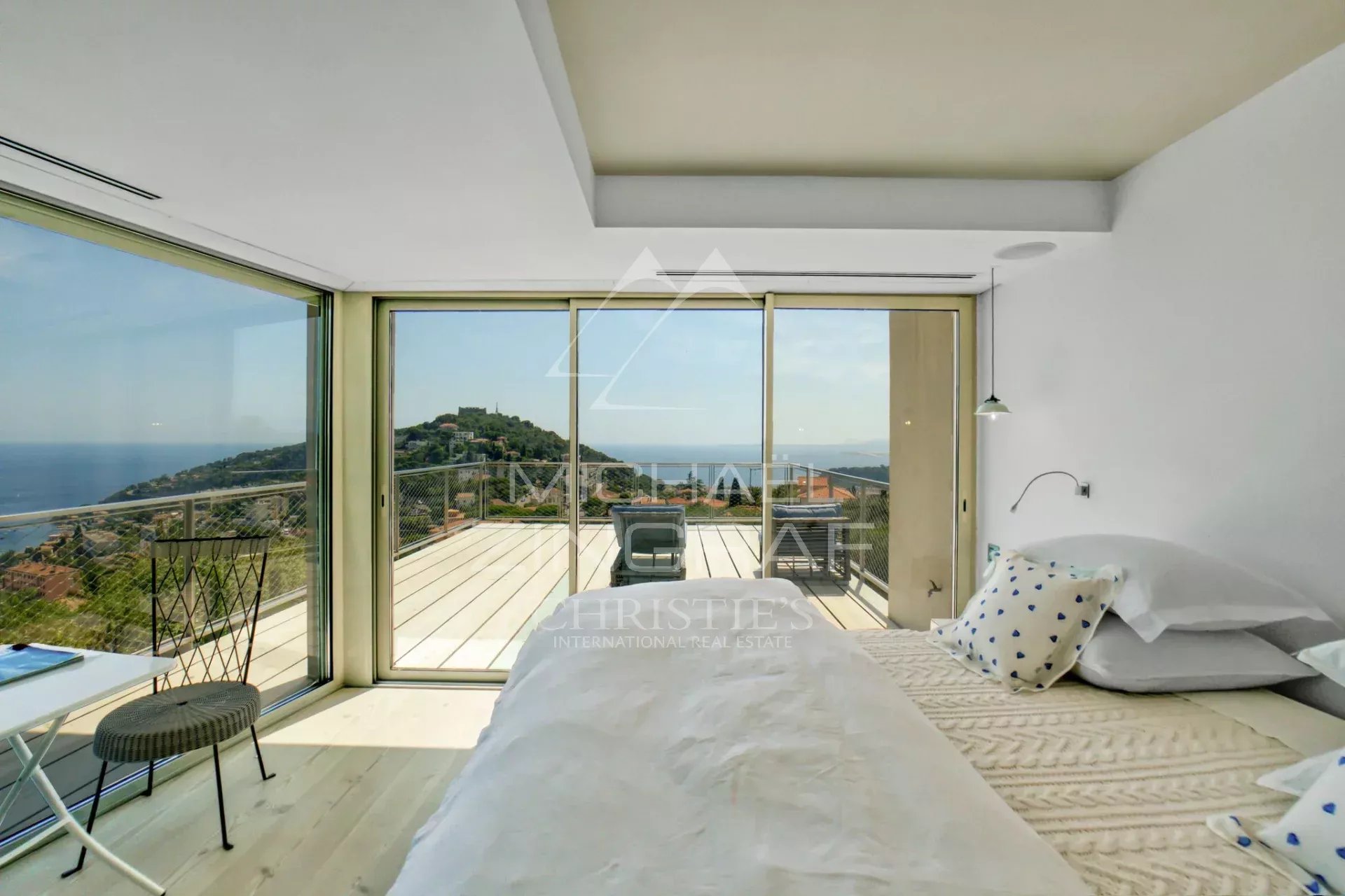 Superbe villa contemporaine avec vue imprenable sur les deux baies