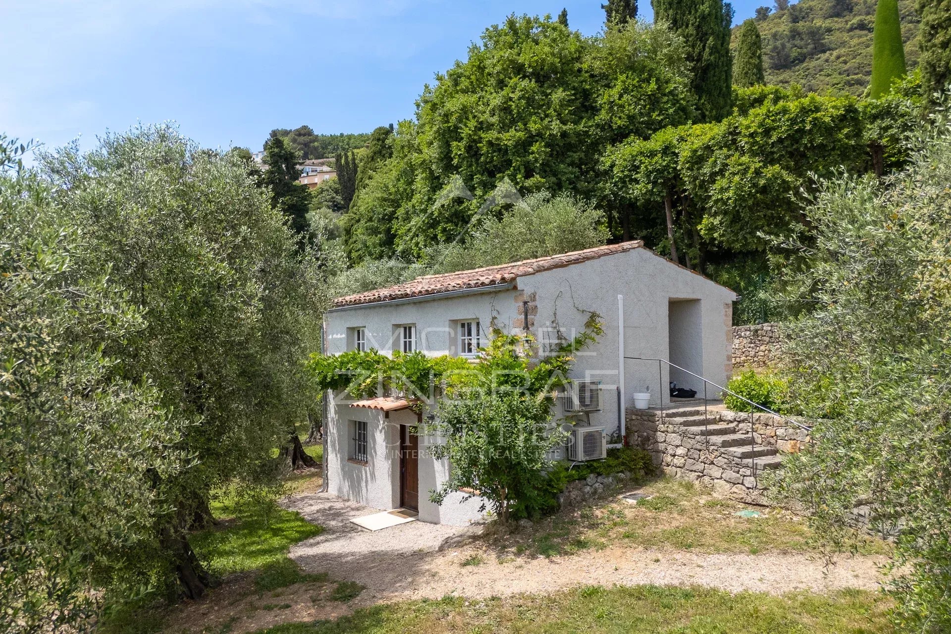 Domaine vue mer et lac, oliveraie , tennis avec villa  principale et pavillon d'hôtes.