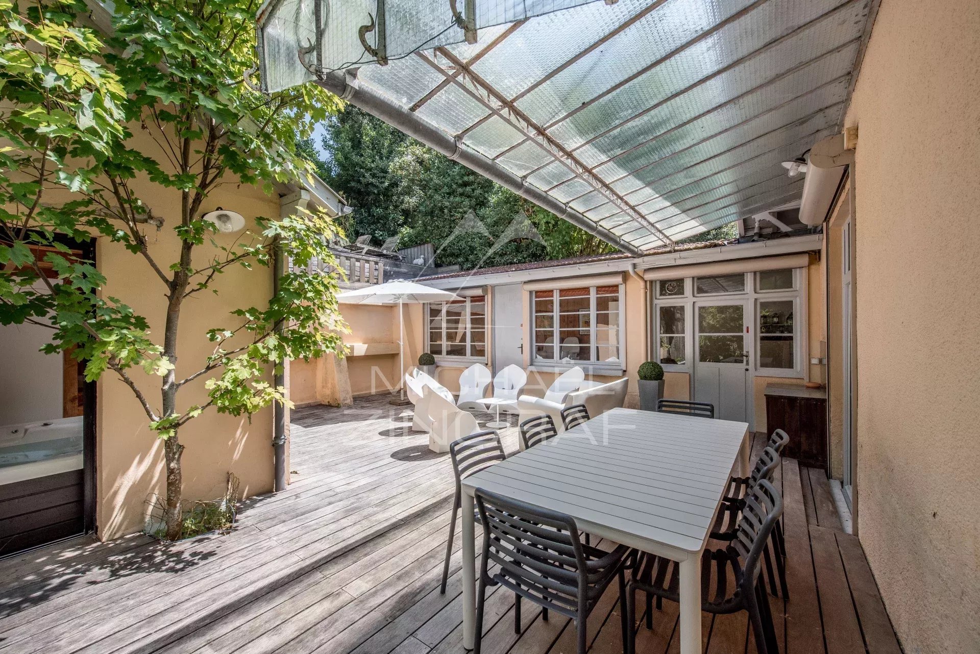 Character house in the heart of Arcachon - sought-after neighborhood in a confidential setting