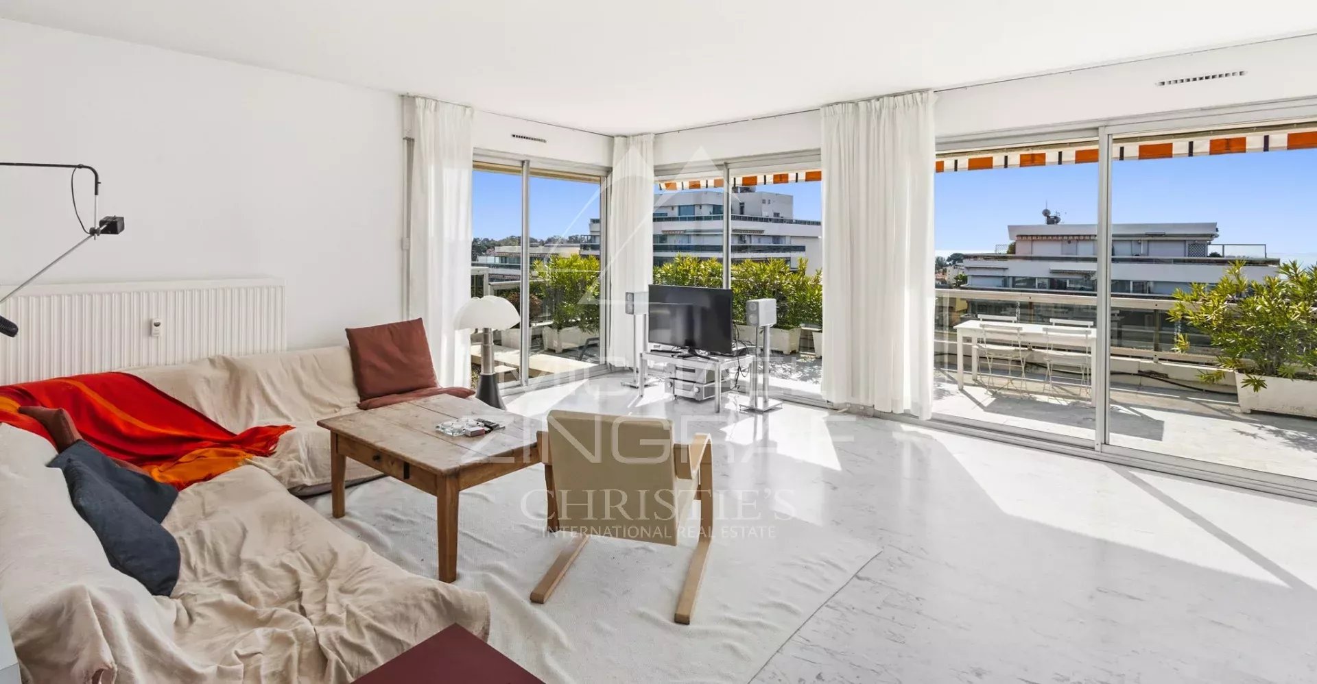 JUAN-LES-PINS – Rostagne : Villa sur le toit avec vue mer panoramique