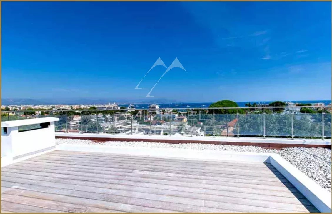 SPLENDID RENOVATED CONTEMPORARY VILLA OF 320 SQM LOCATED IN A PRIVATE ESTATE