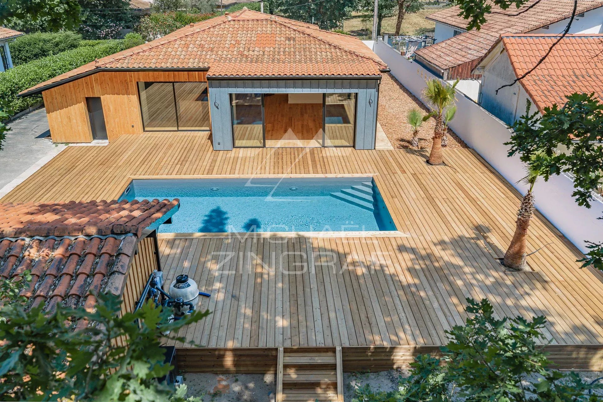 La Hume – a luxury family home with an outbuilding