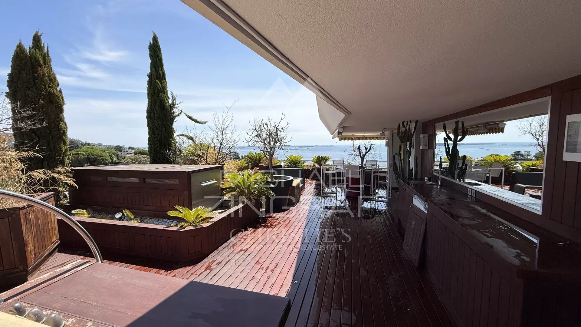 CANNES, CROIX DES GARDES – PANORAMABLICK AUF DAS MEER