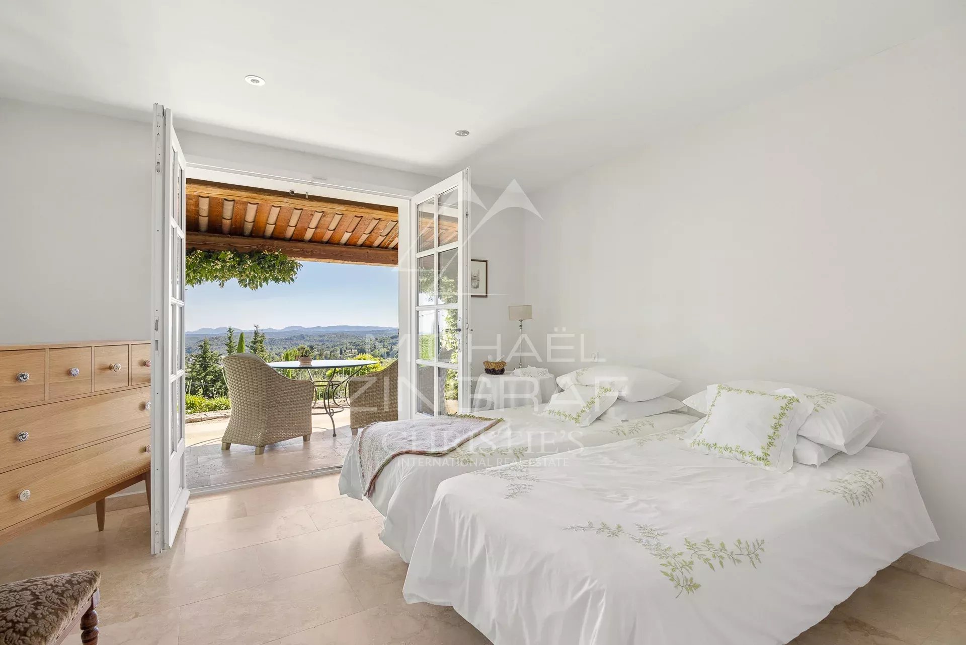 Vence – Élégante villa provençale avec vue panoramique