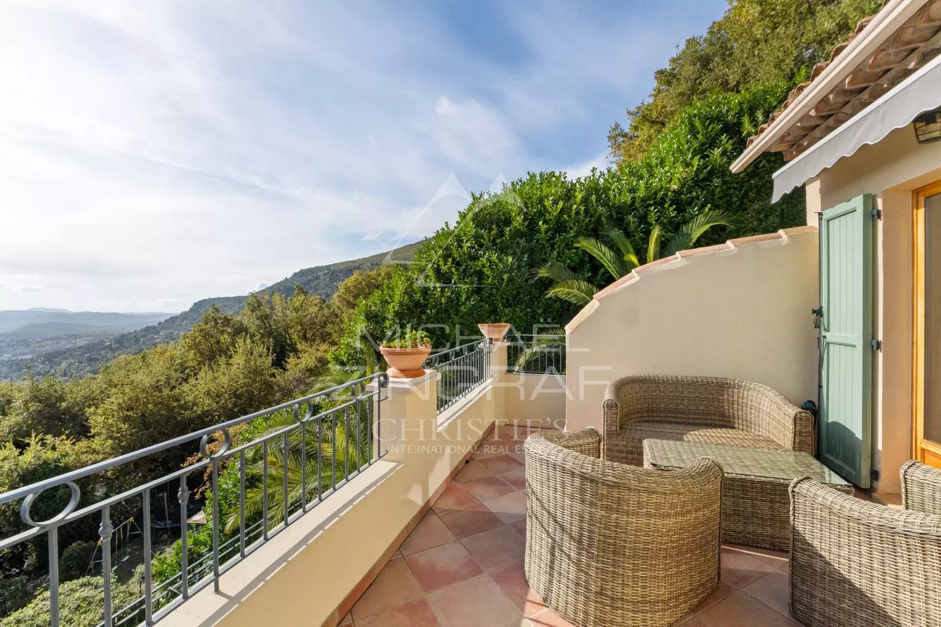 Grasse – Familienhaus in absoluter Ruhe mit Meerblick